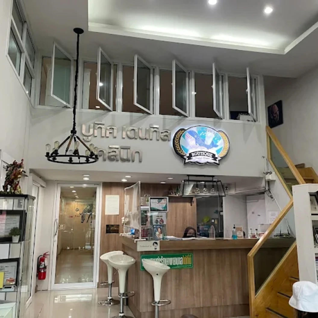 ทำรากฟันเทียม ยี่ห้อ Straumann รวมครอบฟันเซรามิก 1 ซี่