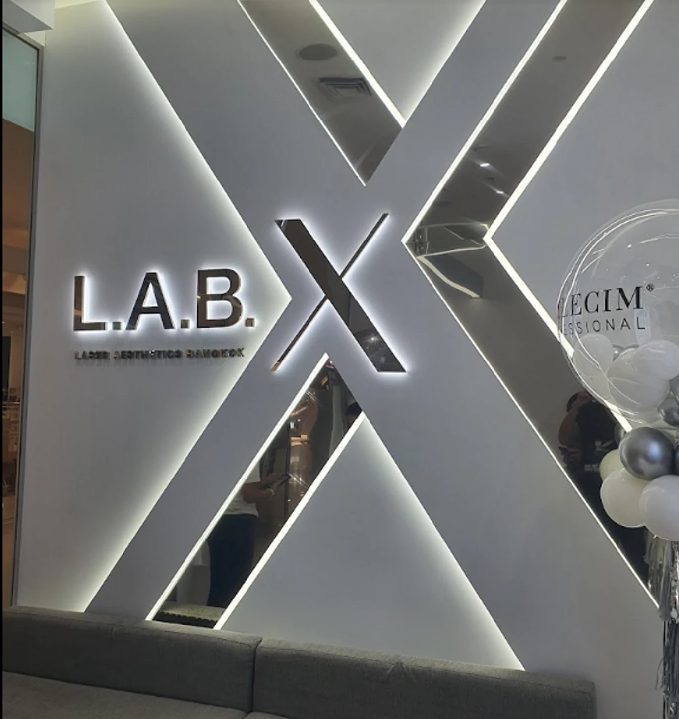LAB X Clinic สาขาฟิวเจอร์พาร์ค รังสิต