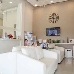 โปรแกรมเมโส Meso Melasma 3 ซีซี เพื่อลดฝ้า กระ จุดด่างดำ บริเวณใบหน้า พร้อมรักษาฝ้า กระ จุดด่างดำ ด้วยเลเซอร์ Discovery Pico จำนวนช็อตขึ้นอยู่กับแพทย์ประเมิน และบำบัดด้วยแสง เพื่อลดอาการบวม 1 ครั้ง