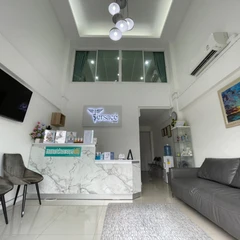 ศัลยกรรมยกคิ้ว พร้อมตัดแต่งหนังตา สำหรับเคสแก้