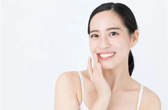 ฟอกสีฟันที่คลินิกด้วยระบบ Cool Light