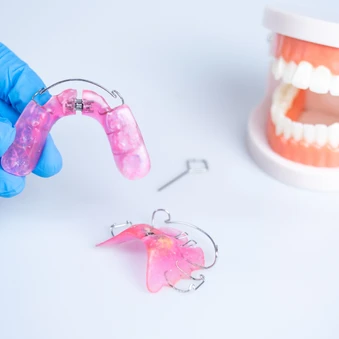 ทำรีเทนเนอร์แบบลวด 2 ชิ้น (บนและล่าง) พร้อมตรวจสุขภาพฟัน