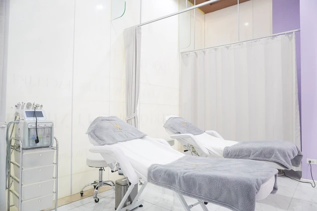 Doctor Fills Clinic photo 3